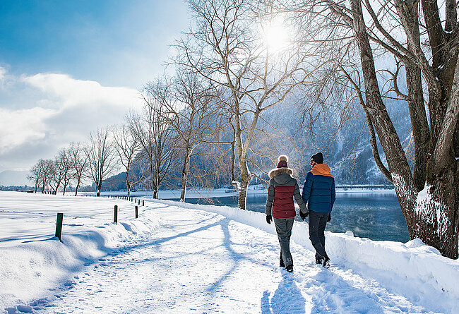 Romantic winter walk directly along Lake Achensee, © Achensee Tourismus