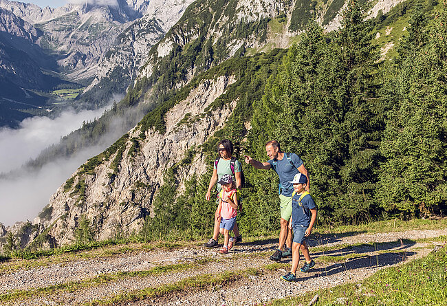 Family hike in the Karwendel Nature Park, © Achensee Tourismus